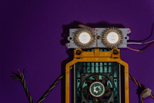 Handgemaakte robot plat gelegd op het arduino platform DIY AI STEAMDark paarse achtergrondStem onderwijs voor kinderen en tieners robotica en elektronica