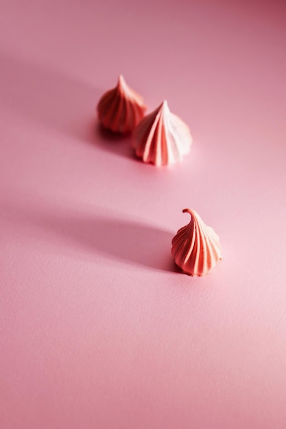 Foto handgemaakte roze meringue close-up textuur