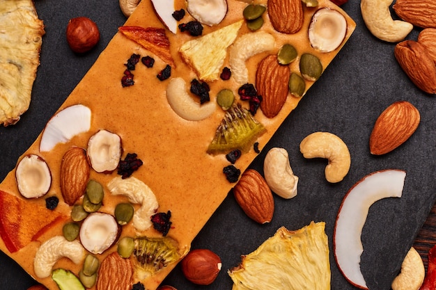 Foto handgemaakte sinaasappelchocolade met gedroogd fruit en noten