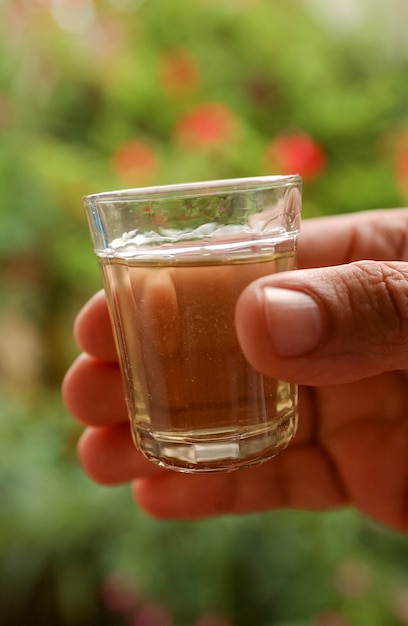 Handgemaakte suikerrietlikeur in een klein glaasje Typische Braziliaanse drank vergelijkbaar met rum