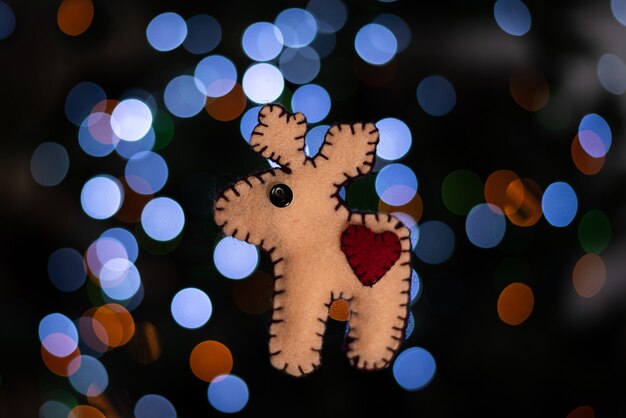 Handgemaakte vilten herten op kleurrijke lichten bokeh DIY Kerstdecoratie