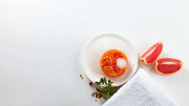 Handgemaakte zeep. Huidverzorgingsproduct met de geur van grapefruit en wilde bessen. Spa-behandelingen en aromatherapie voor een gladde en gezonde huid