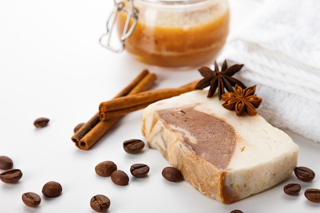 Handgemaakte zeep. Middelen voor huidverzorging met het aroma van honing, koffie, kaneel en badian. Spa-behandelingen en aromatherapie voor een gladde en gezonde huid
