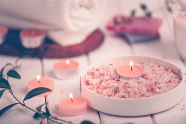 Handgemaakte Zout Perzik Scrub Met Arganolie. Himalaya zout. Toiletartikelen, Spa Set met kaarsen en witte handdoek. Retro zacht licht.