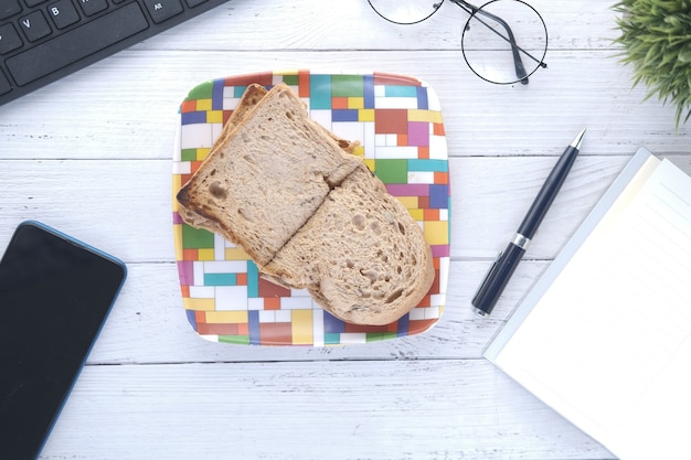 Handgeplukte groentesandwich op een paté op kantoortafel