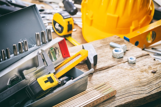 Handgereedschap in een metalen doos