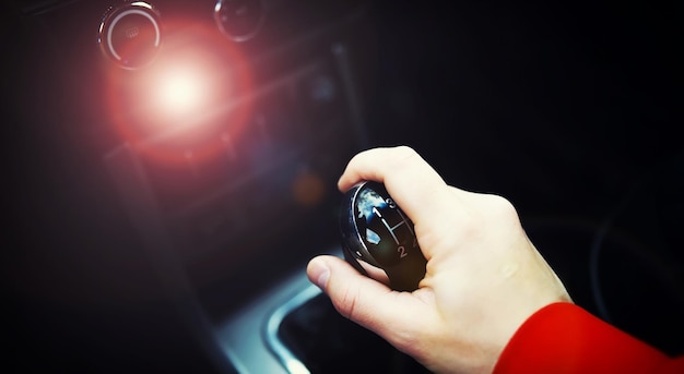 Handgeschakelde versnellingsbak Details auto-interieur Autotransmissie Zachte verlichting Abstracte weergave