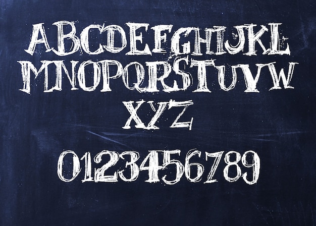 Handgeschreven krijt ABC op een schoolbord