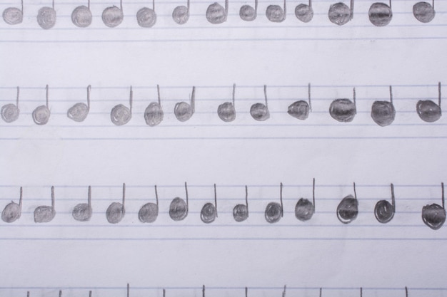 Foto handgeschreven muzieknoten zijn op papier