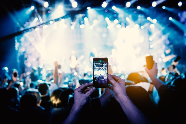 Handheld smartphone die een concert filmt