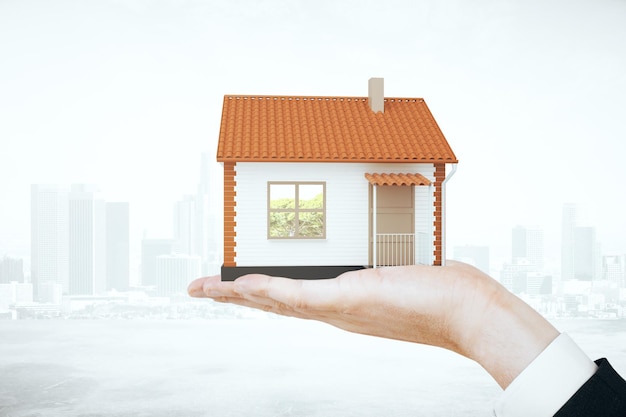 Handhoudend klein huismodel op lichte achtergrond van de stad Onroerend goed en hypotheekconcept 3D-rendering