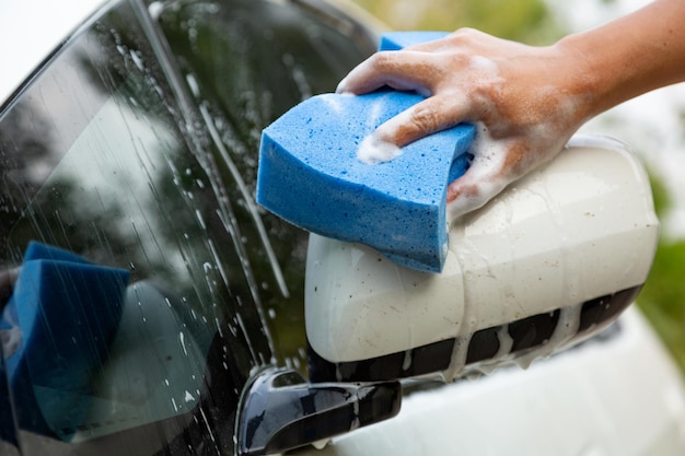 Handhoudspons over de auto om te wassen;