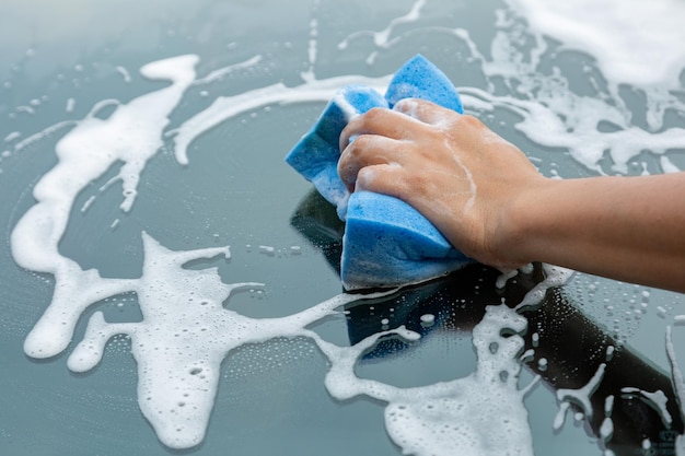 Handhoudspons over de auto om te wassen;