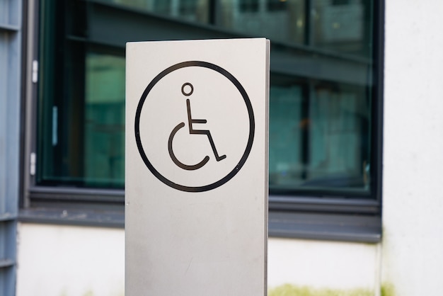 Handicap symbool toegang rolstoeltoegankelijk teken openbaar gebouw