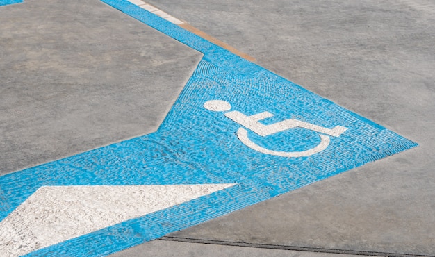 도시 주유소에서 장애인을위한 주차 구역 예약의 지상에 장애인 아이콘