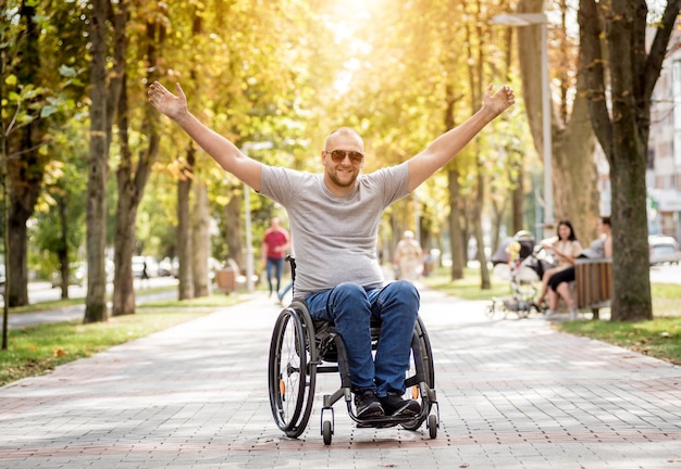 휠체어에 장애인 된 남자 공원 골목에서 도보