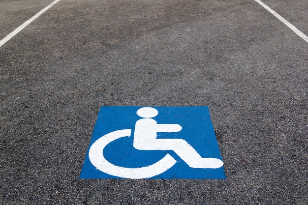 Parcheggio per disabili segno vernice sul parcheggio asfalto