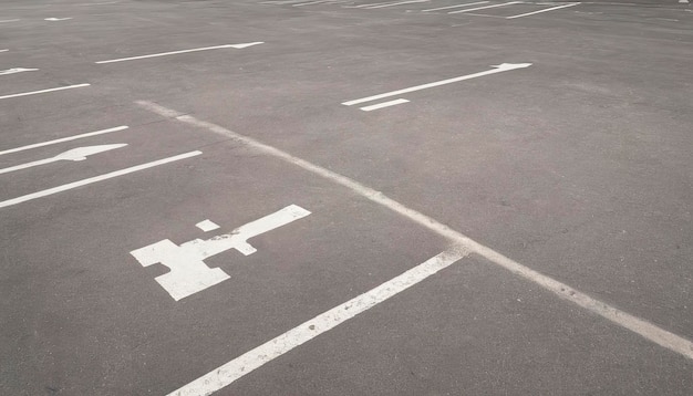 Парковочные места для инвалидов на парковке