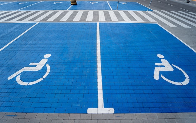 Foto simbolo handicappato dipinto su un parcheggio speciale per disabili