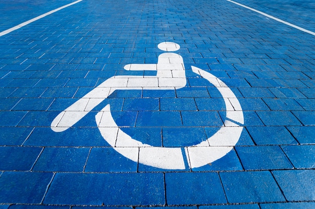 Simbolo handicappato dipinto su un parcheggio speciale per disabili