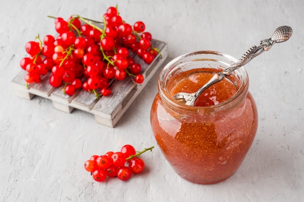 Handige bessenjam in een glazen pot.