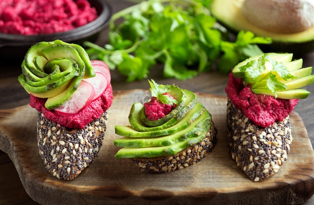 Foto handige broodjes met bietenhummus en avocado