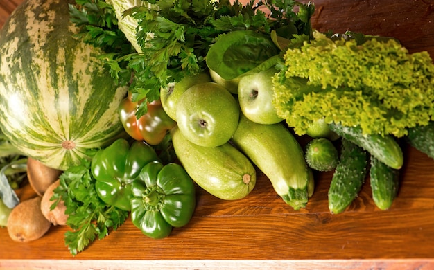 Handige groene groenten op een houten oppervlak