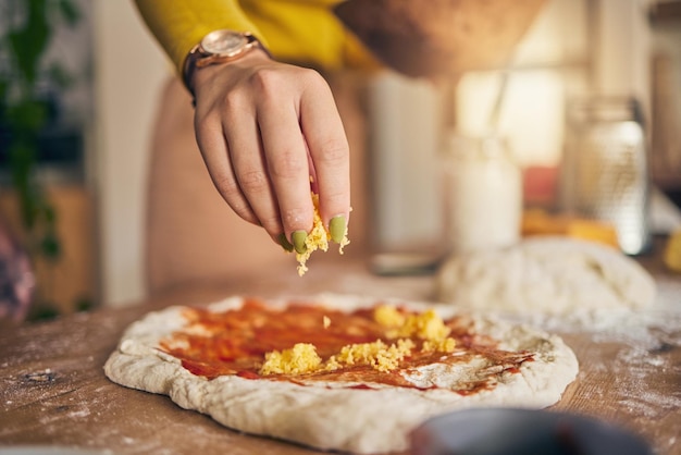 Handkaas en pizza voor het koken van close-up en klaar voor voedselrestaurant of fastfood met vaardigheid in Napels Chef-kokvrouwdeeg en tomatensaus voor keukencultuur en bereiding met proces