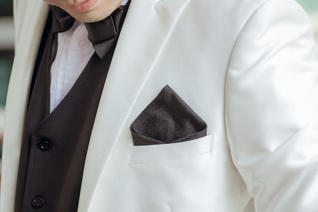 Photo a handkerchief in a white suit of a man