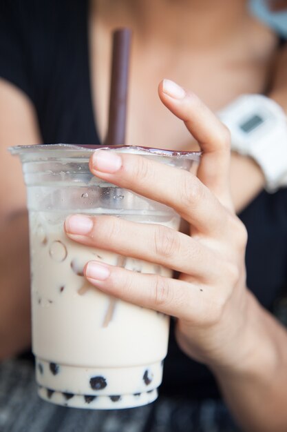 Maneggiare la tazza di caffè