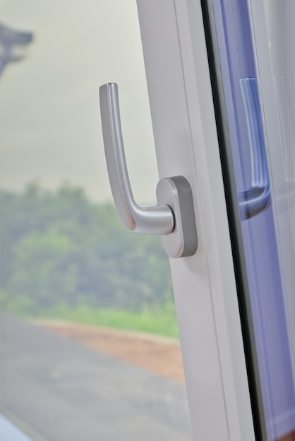 Photo the handle of a window that can be opened vertically or horizontally