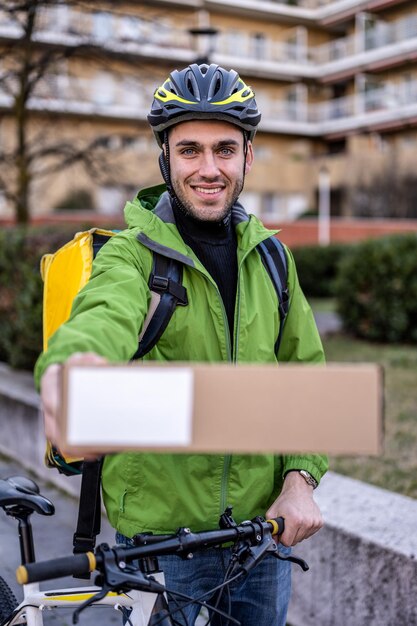 Foto handlevering aan de klant van een pakket van de bezorger ecologisch en conservatief systeem van de natuur concept de nieuwe duurzame manier van transport