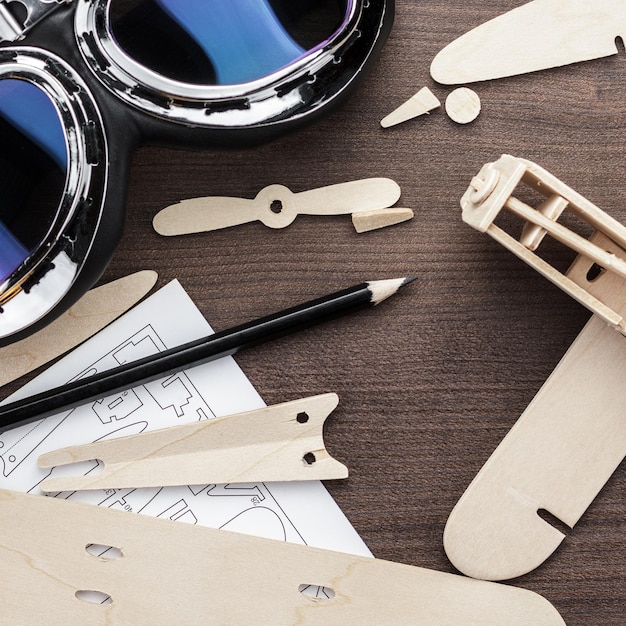 Photo handmade airplane on brown wooden table