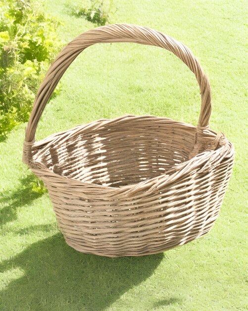 Photo handmade bast product basket for picking berries ai generated