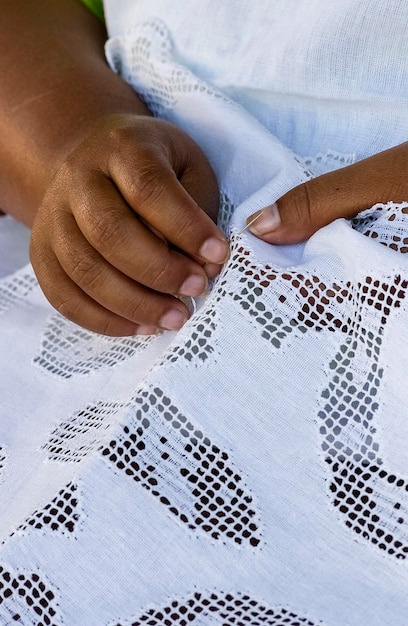 Photo handmade brazilian renaissance lace craftsman hands in closeup brazilian handicraft