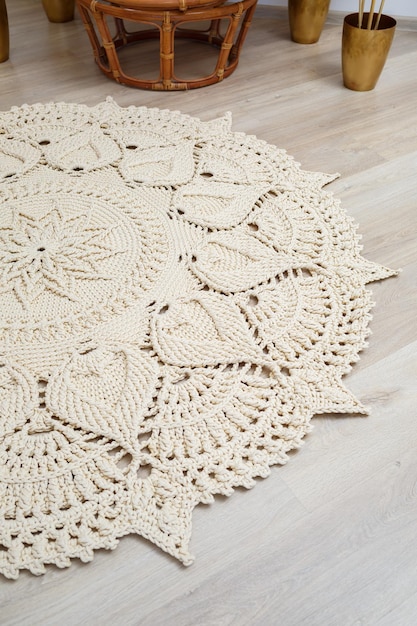 写真 自然な糸の床から編まれた手作りのカーペット天然の綿ベージュの手作りのカーペット家やアパートのためのインテリアソリューション