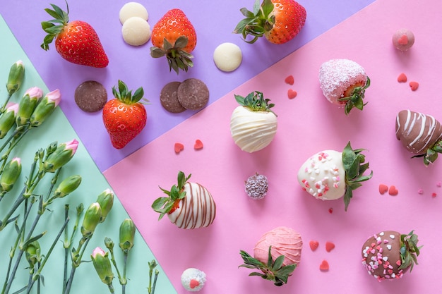 컬러 배경에 디저트 요리 수제 초콜릿 덮여 딸기, 꽃과 장식