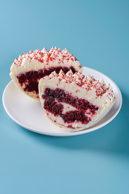 Uovo di pasqua al cioccolato fatto a mano in stile brasiliano realizzato con cioccolato bianco al gusto di red velvet cake