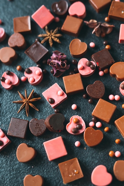 Фото Шоколадные фигурки ручной работы. темный и молочный шоколад.