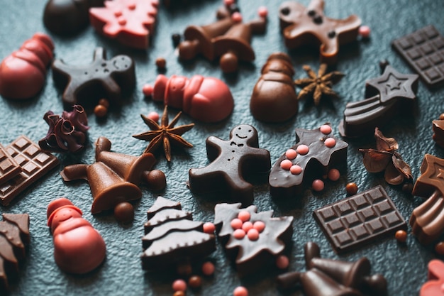 Foto figurine di cioccolato fatte a mano. cioccolato fondente e al latte.