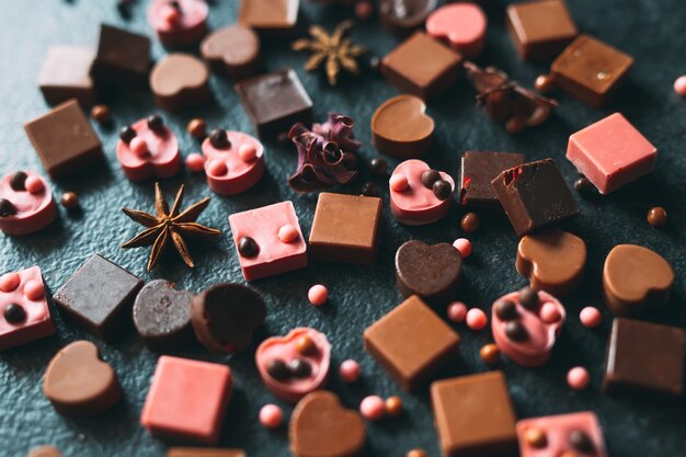 手作りのチョコレートの置物。ダークチョコレートとミルクチョコレート。