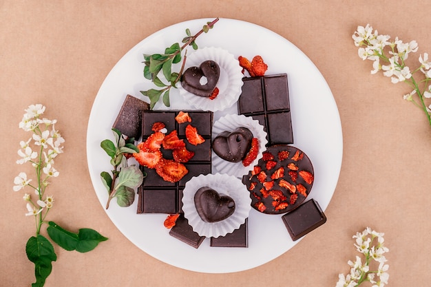 白い皿に手作りのチョコレートスライスとお菓子。健康食品とデザートの概念