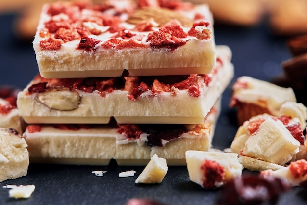 Foto cioccolato artigianale con frutta secca e noci