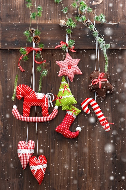 素朴な木製の背景の上に手作りのクリスマスの装飾