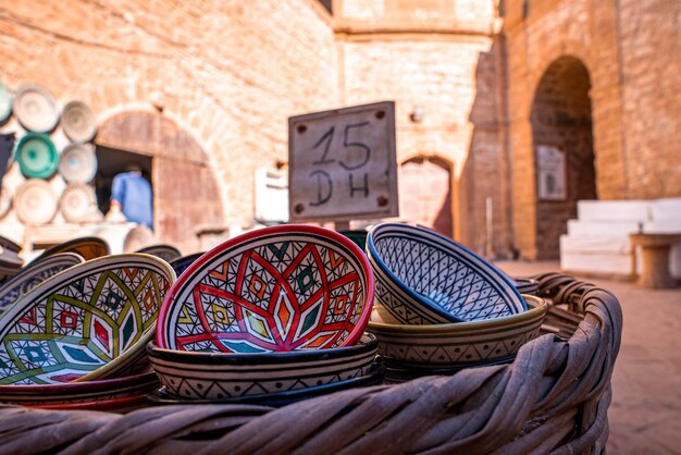 Foto ciotole decorate colorate fatte a mano esposte per la vendita al mercato