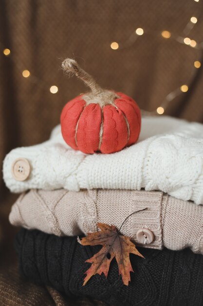 Photo handmade cozy fabric pumpkins for home autumn decoration in thanksgiving and halloween concept