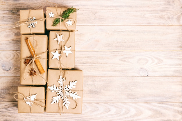 Handmade подарки рождества ремесла или деревенские подарки подарков на деревянной предпосылке.