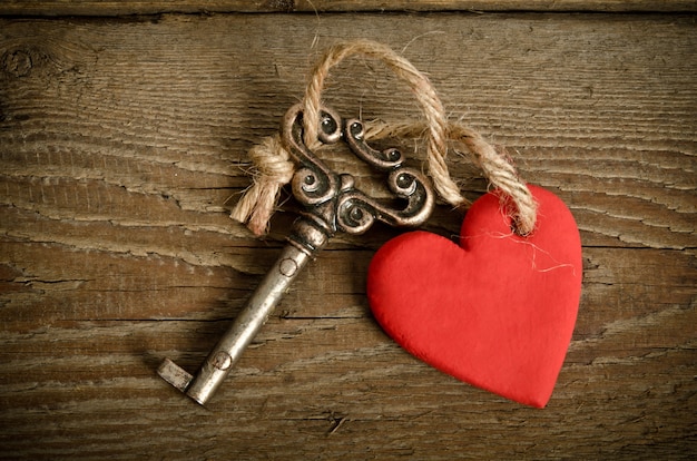 Фото Сердце ручной работы с ключом на деревянном