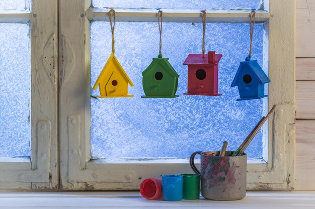 새와 다채로운 페인트를 위한 수제 집