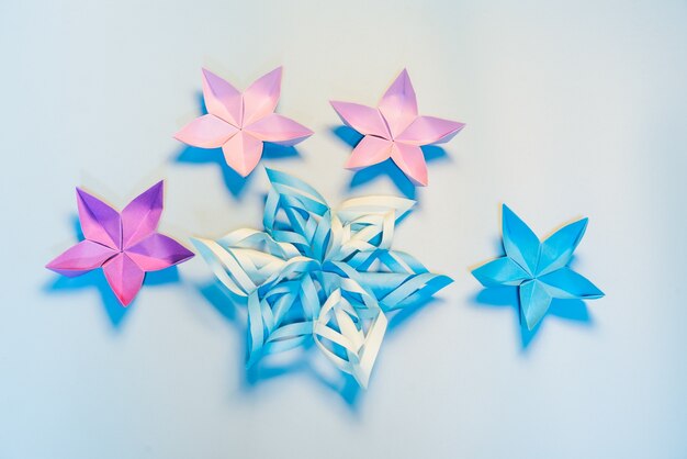 Foto origami fatto a mano, cinque stelle colorate colorate